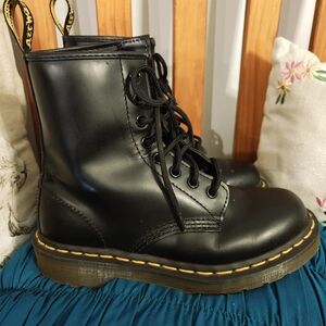 1460 WOMEN'S Dr. Martens Air Ware
Smooth Leather Lace Up Boots Size 5 EUC